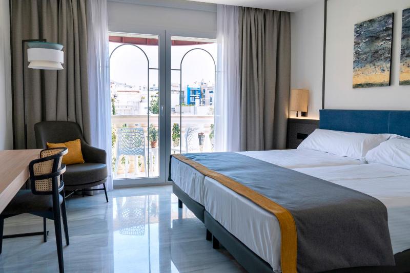 Twin Room with Pool View image 4