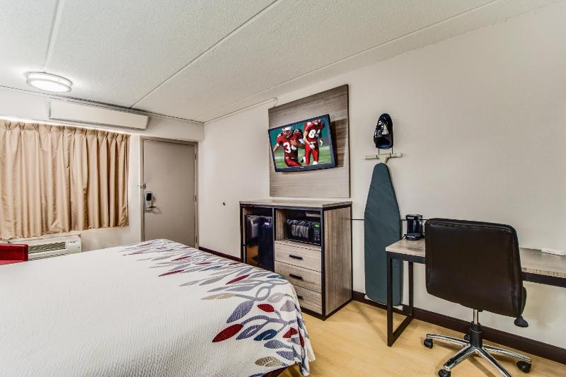 Deluxe King Room Disability Access Smoke Free image 3