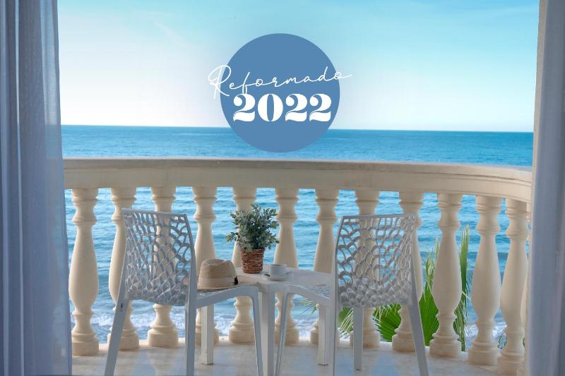 Deluxe Room with Balcony and Sea View image 1