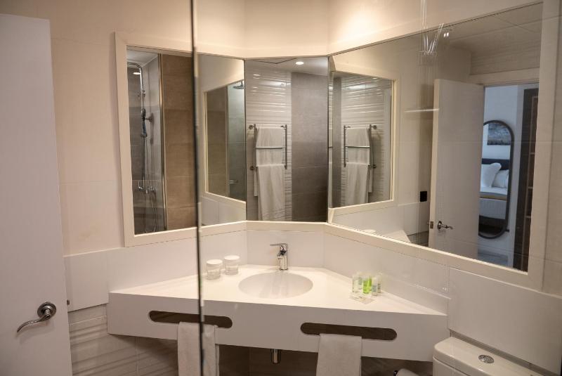 Deluxe Room with Balcony and Sea View image 2