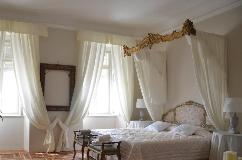 Superior Triple Room image 3