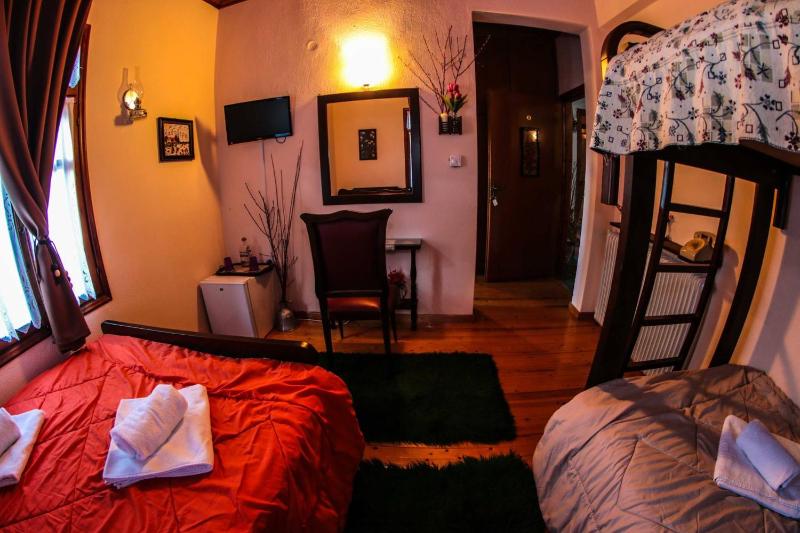 Standard Quadruple Room image 3