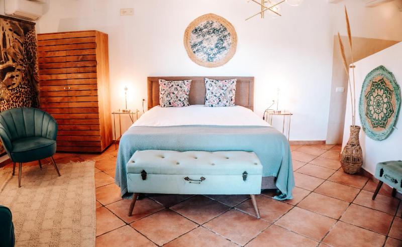 Deluxe Double Room with Side Sea View image 1