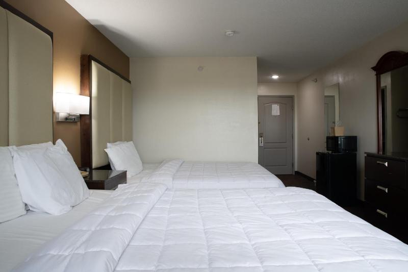 Queen Room with Two Queen Beds image 2