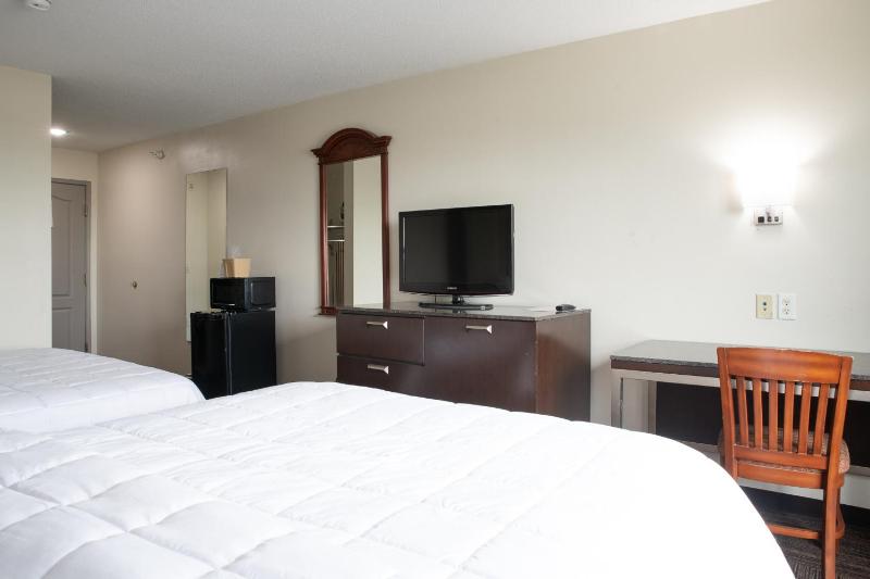 Queen Room with Two Queen Beds image 3