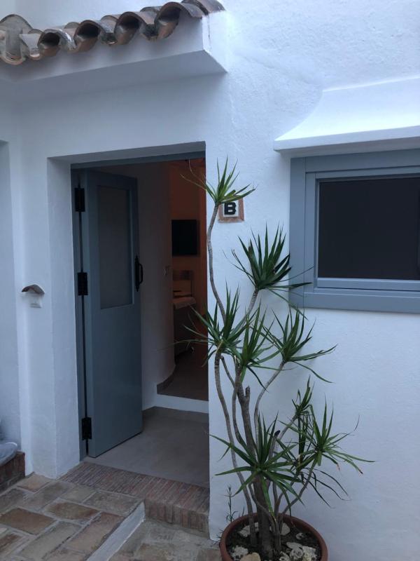 Superior One-Bedroom Apartment image 3