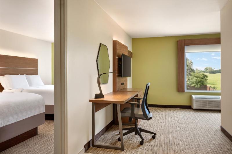 One-Bedroom Queen Suite with Two Queen Beds image 4