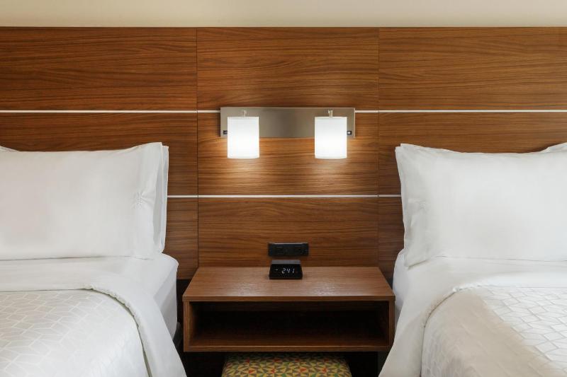 Standard Queen Room with Two Queen Beds image 2