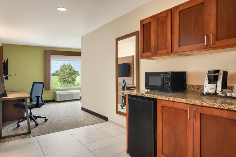 One-Bedroom Queen Suite with Two Queen Beds image 2