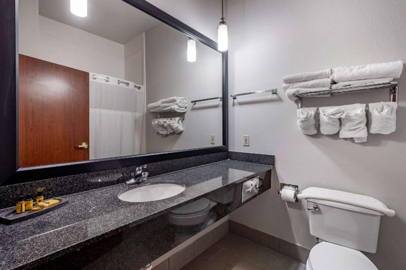 Queen Suite - Non-Smoking image 2