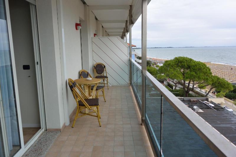 Suite with Balcony and Sea View image 4