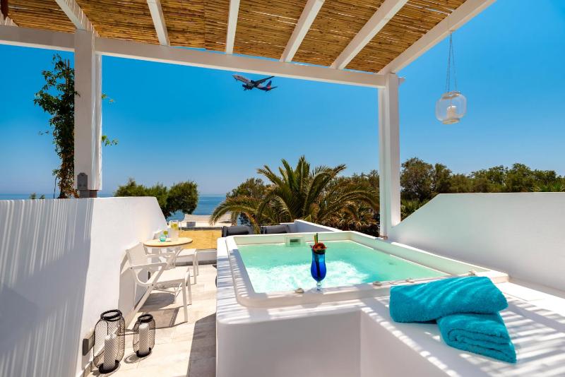 Double Room with Sea View and Hot Tub image 1