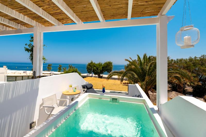 Double Room with Sea View and Hot Tub image 3