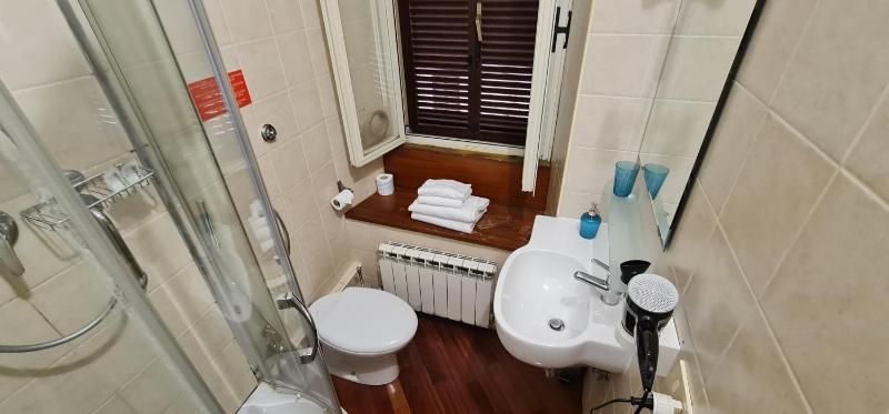 Small Double Room image 3