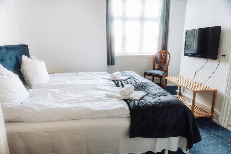 Standard Twin Room image 3