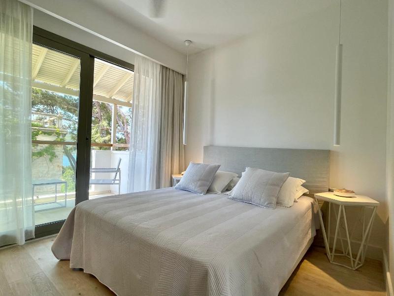 Deluxe Double Room with Balcony image 2