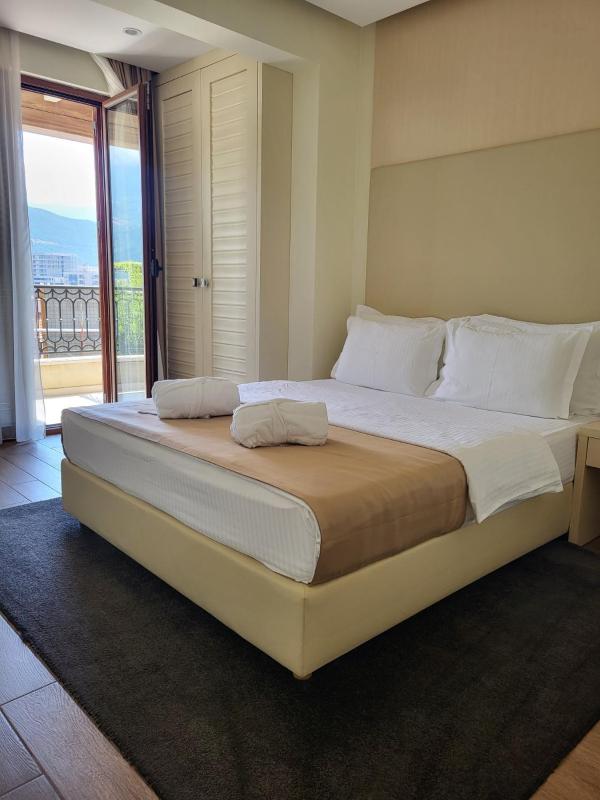 One-Bedroom Apartment image 2