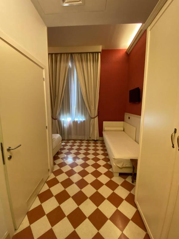 Single Room image 3