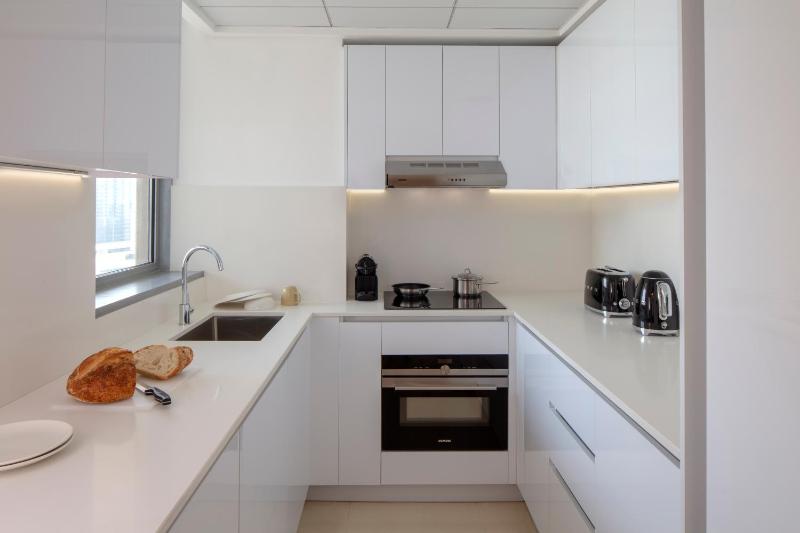One-Bedroom King Suite with Balcony and Sea View image 3