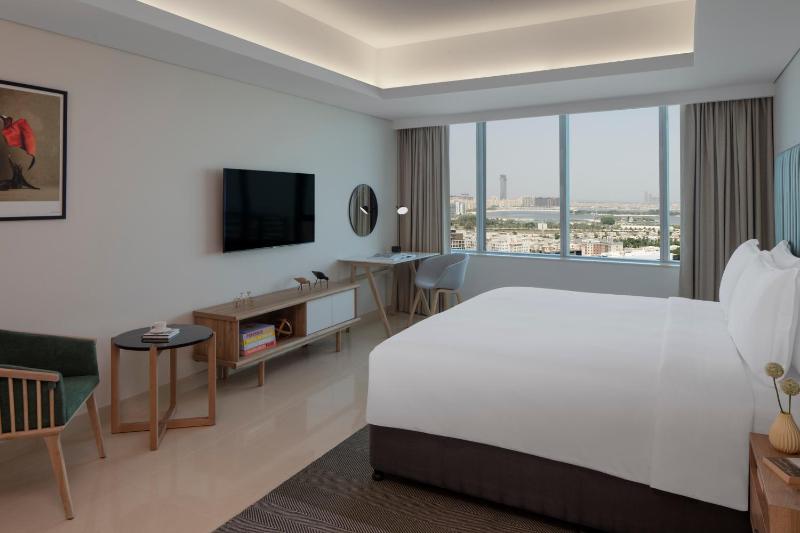 One-Bedroom King Suite - High Floor image 2