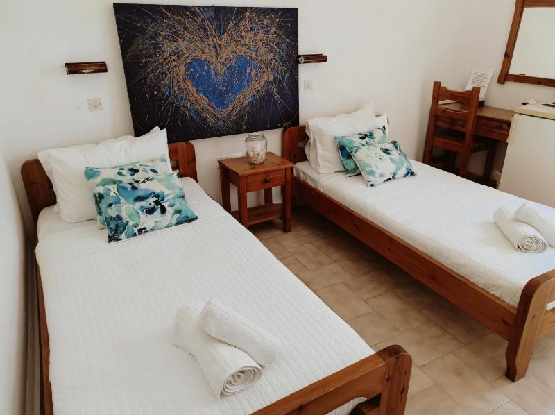 Economy Twin Room - No Balcony image 3