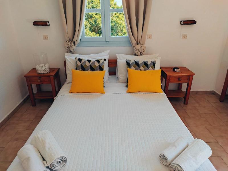 Double Room with Balcony and Sea View image 3