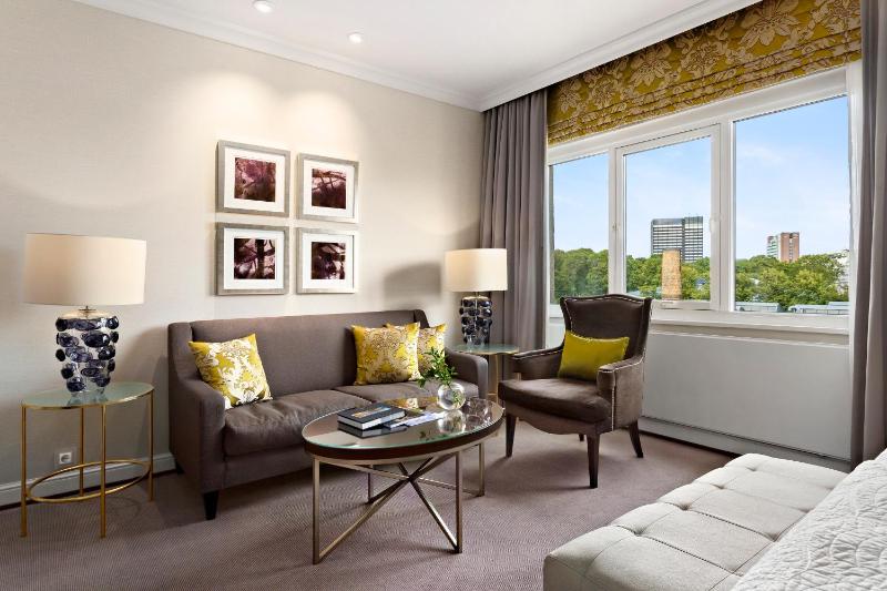 Deluxe Twin Room image 3