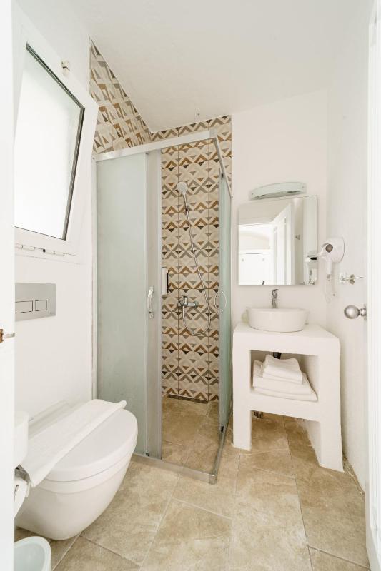 Standard Twin Room image 4