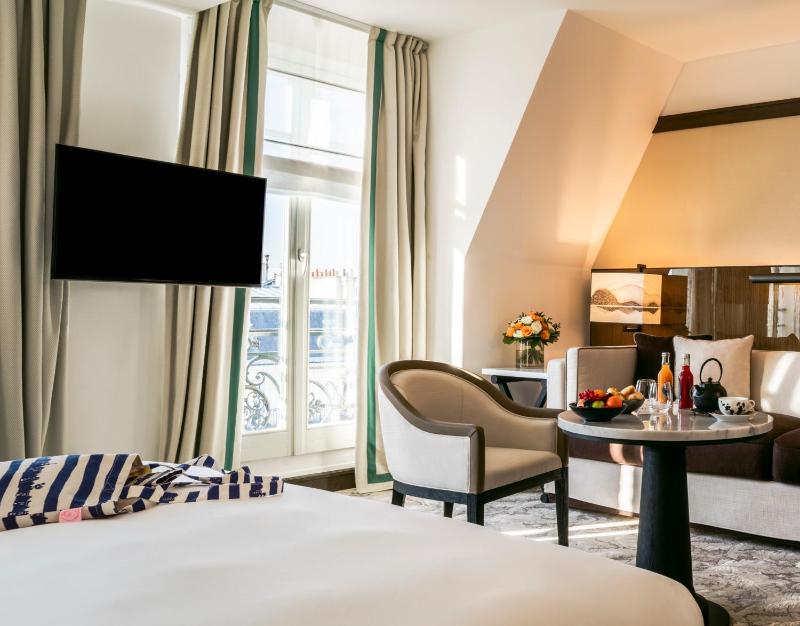 Premium King Room image 2