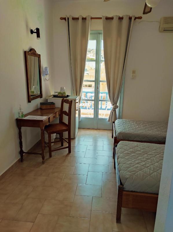 Standard Twin Room with Mountain View image 4