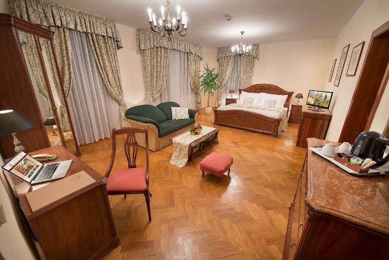 Deluxe Double or Twin Room image 1