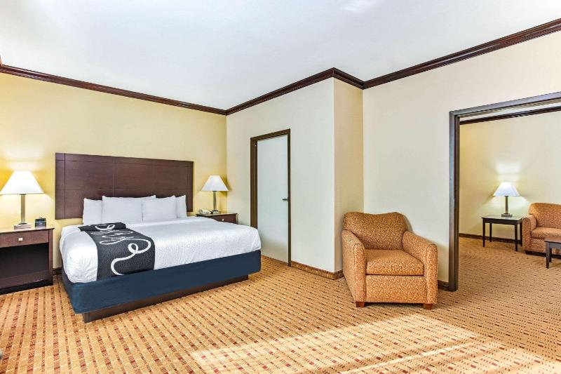 Family King Suite with Sofa Bed - Non-Smoking image 1