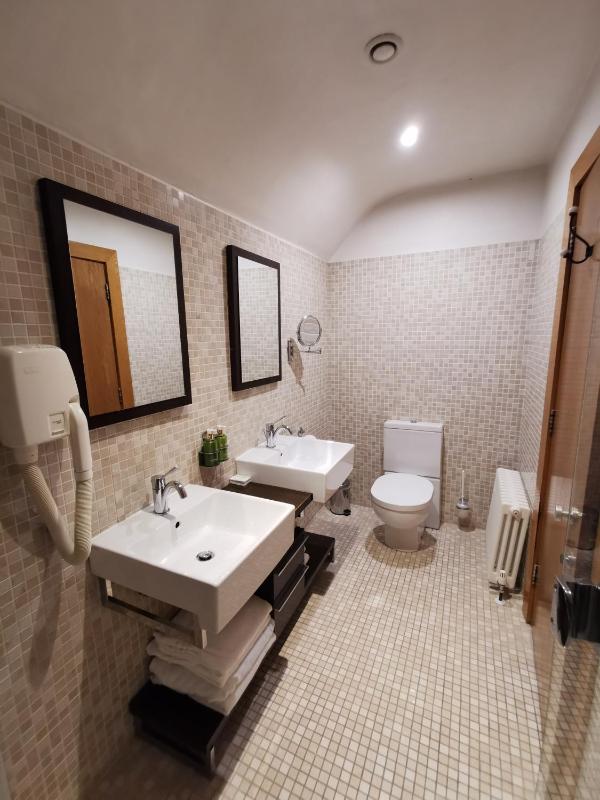 Deluxe Triple Room image 4