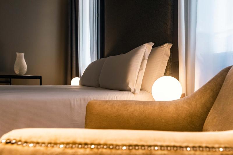 Small Double Room image 2