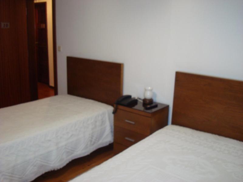 Economy Twin Room image 4