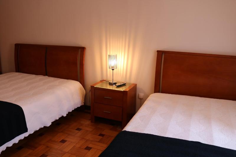 Economy Twin Room image 3