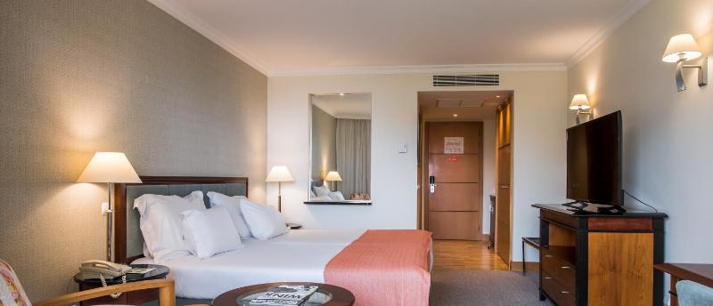 Twin Room image 3
