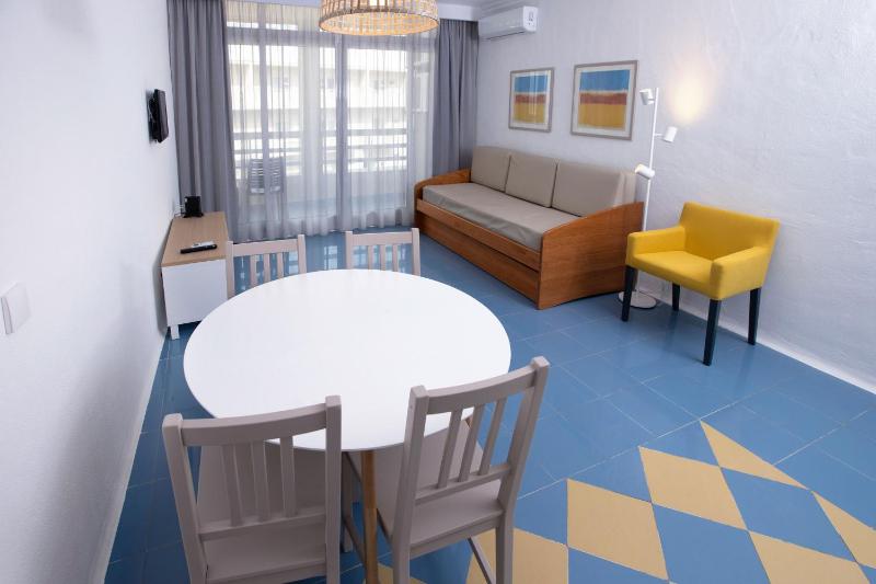 One-Bedroom Apartment image 4