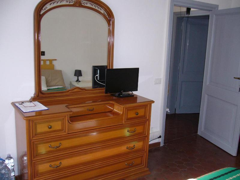 Single Room with Shared Bathroom image 4