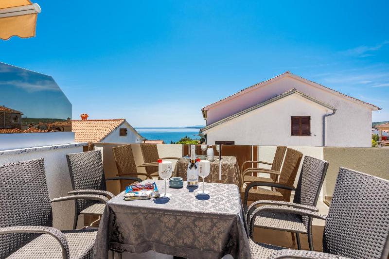 One-Bedroom Apartment with Balcony and Sea View image 2