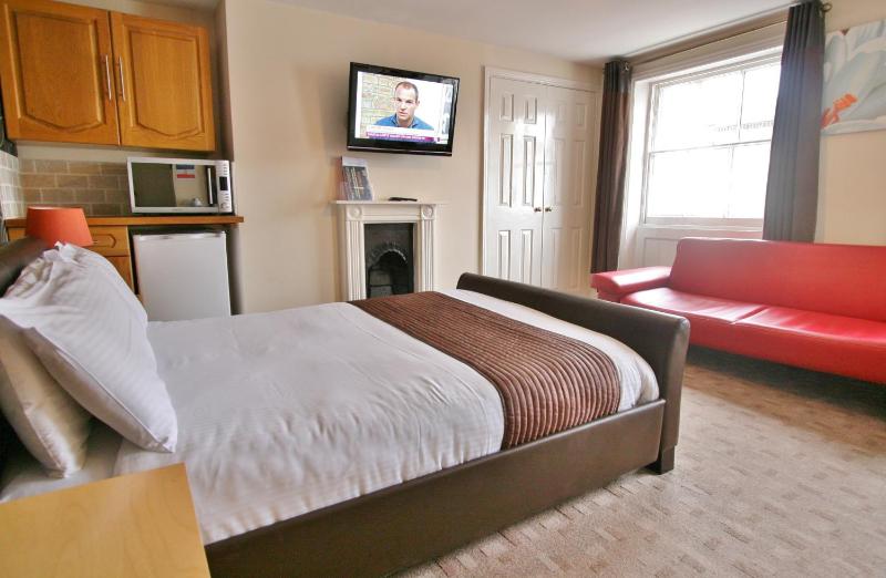 Central Hotel Cheltenham by Roomsbooked - image 31