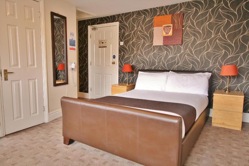 Central Hotel Cheltenham by Roomsbooked - image 5