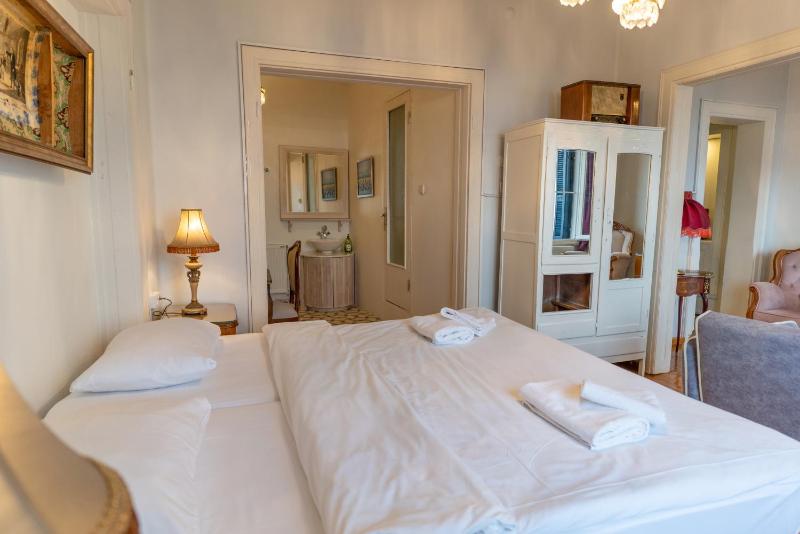 Studio Apartment with Sea View image 3