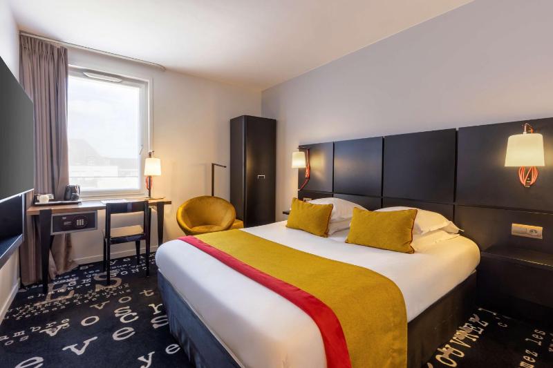 Standard King Room with Shower image 3