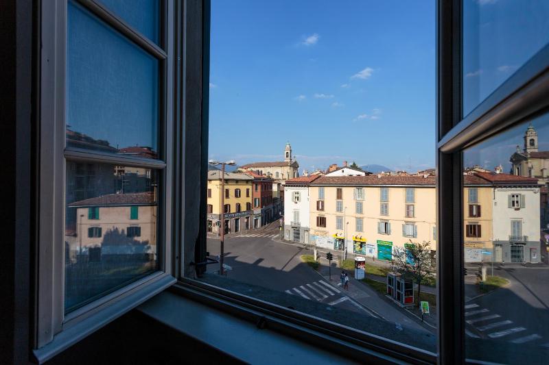 Two-Bedroom Apartment with Balcony - Via Cesare Battisti nr. 3 image 3