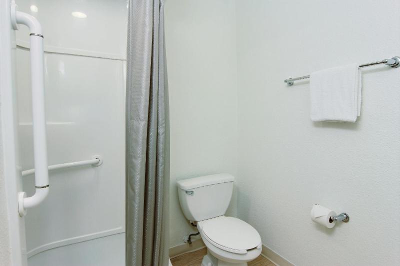 Queen Room image 2