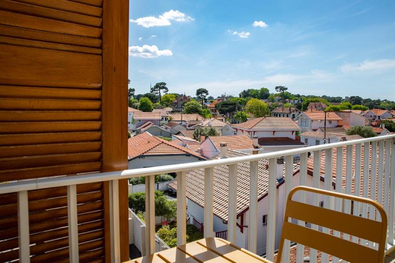 Deluxe Double Room with Balcony image 3