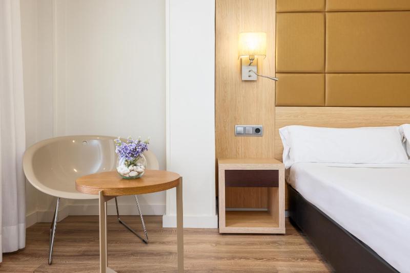 Double or Twin Room image 3