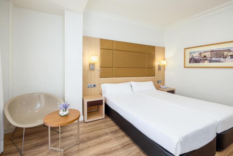 Double or Twin Room image 4