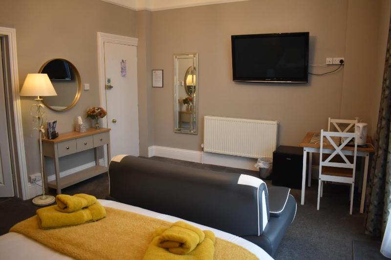 Deluxe King Room image 3